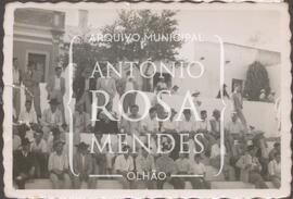 Assistindo a um jogo de futebol no campo da Torrinha