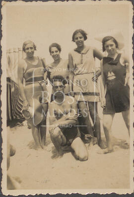 Maria Amélia Morgado com amigos na praia.