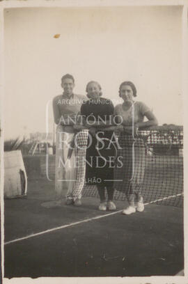 Maria Amélia Morgado com amigos no campo de ténis.