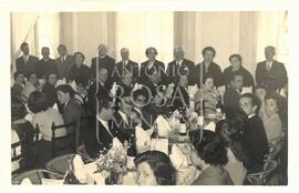 Maria Leonilde Infante numa receção, junto aos convidados.