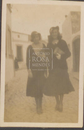 Maria Amélia Morgado com a irmã Pitita.