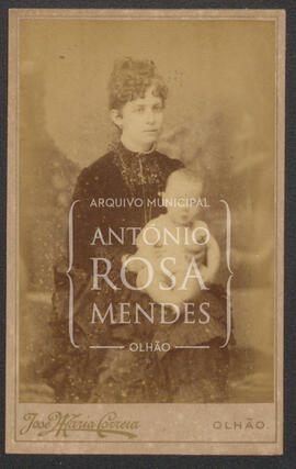 Retrato corpo inteiro de senhora e bebé