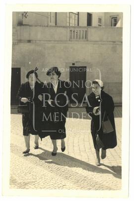 Maria Leonilde Infante na companhia de mais duas senhoras.