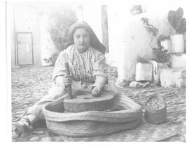 Rapariga moendo milho