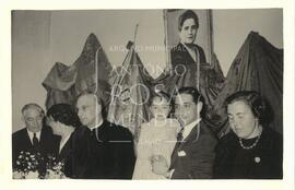 Maria Leonilde Infante na companhia do Sr.Padre Delgado de mais três adultos e uma criança.