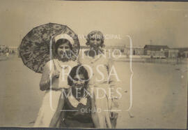 Maria Amélia com amigas na praia.