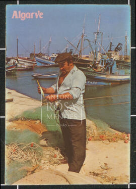 Pescador remendando redes