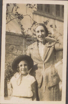 Maria Amélia Morgado com uma criança.