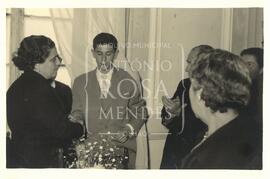 Maria Leonilde Infante cumprimenta um aluno.