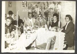 António Leal Júnior com amigos num Jantar