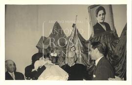 Maria Leonilde Infante beijando uma criança perante o olhar do Sr.Padre Delgado e outras duas pes...