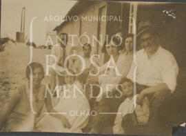 Maria Amélia Morgado na ilha com um grupo de amigos
