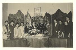 Maria Leonilde Infante  ao lado do Sr.Padre Delgado e outras pessoas.