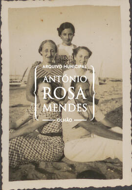 Maria Amélia Morgado com amigos na Ilha de Santa Maria.
