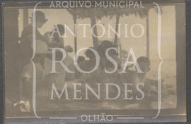 Grupo de senhoras e um rapaz.