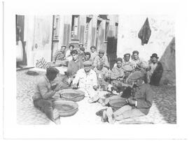 Pescadores preparando o aparelho para a pesca do charro do alto