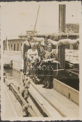 Maria Amélia Morgado com amigos a bordo de um galeão.