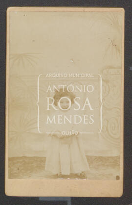 Retrato corpo inteiro de menina