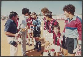Equipa sénior recebendo troféus