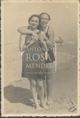 Maria Amélia Morgado com amiga na praia.