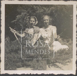 Maria Amélia Morgado com amiga no parque.