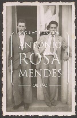 Américo Reis (Filipe) com o seu irmão á porta da Barbearia em Moncarapacho