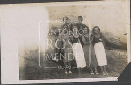 Maria Amélia Morgado com amigos na praia.