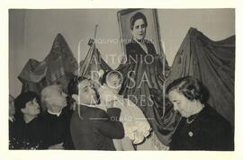 Maria Leonilde Infante na companhia do Sr.Padre Delgado de mais três adultos e uma criança.
