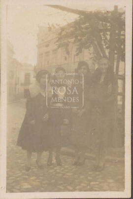Maria Amélia Morgado com irmã e duas amigas.