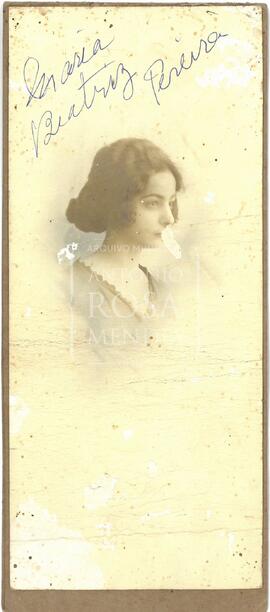 Foto de busto de  Maria Beatriz Pereira.