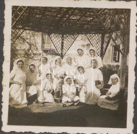 Maria Amélia Morgado com colegas no curso de enfermagem.