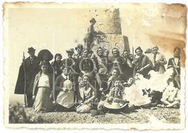 Maria Leonilde Infante com grupo de pessoas em dia de passeio ao Cerro.