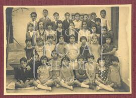 Maria Leonilde Infante com uma turma de alunos.
