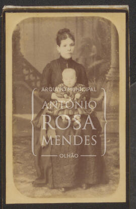 Retrato de corpo inteiro senhora e bebé