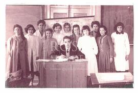 Professor do colégio com algumas alunas.