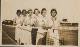 Maria Amélia Morgado com grupo de amigas no campo ténis.