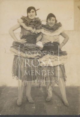Maria Amélia Morgado e amiga fantasiada.