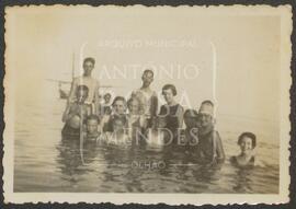 Maria Amélia Morgado com grupo de amigos na praia.