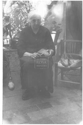 Dona Rosária do Ó fazendo sapatos de ourelo