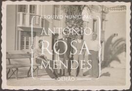 Américo Reis (Filipe) com grupo de amigos e seu pai no Jardim de Moncarapacho