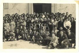 Maria Leonilde Infante com um grupo de pessoas no adro da Igreja.