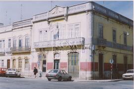 Edifício de dois andares - Avenida da República - Rua General Humberto Delgado