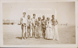 Maria Amélia Morgado na praia com amigos.