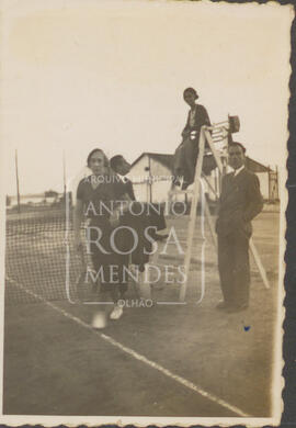 Maria Amélia Morgado com amigos no campo de ténis.