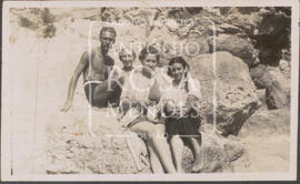 Maria Amélia Morgado com grupo de amigos na praia.